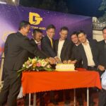Ban lãnh đạo công ty cắt bánh chúc mừng công ty