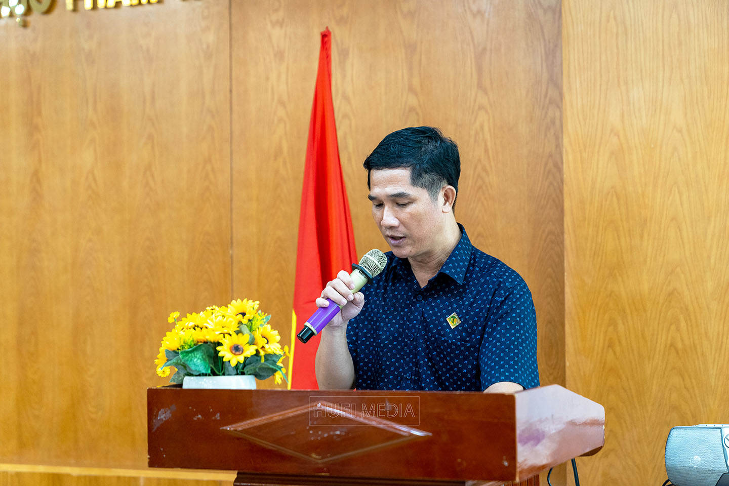 Ông Nguyễn Toàn Thắng – Phó Chủ tịch kiêm chánh văn phòng HANE đọc quyết định công nhận Chi hội Bảo vệ thiên nhiên và Môi Trường HUFI