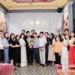 Các doanh nhân chụp hình lưu niệm
