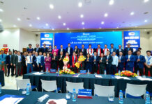 Ban Chấp hành, Ban Kiểm tra HASI nhiệm kỳ I ra mắt, nhận hoa chúc mừng từ ông Hà Văn Út, Thành ủy viên, Phó Giám đốc Sở Công Thương TP.HCM và bà Nguyễn Trần Nhật Phượng - Thành ủy viên, Phó Chủ tịch HĐND TP.HCM.