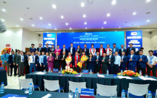 Ban Chấp hành, Ban Kiểm tra HASI nhiệm kỳ I ra mắt, nhận hoa chúc mừng từ ông Hà Văn Út, Thành ủy viên, Phó Giám đốc Sở Công Thương TP.HCM và bà Nguyễn Trần Nhật Phượng - Thành ủy viên, Phó Chủ tịch HĐND TP.HCM.